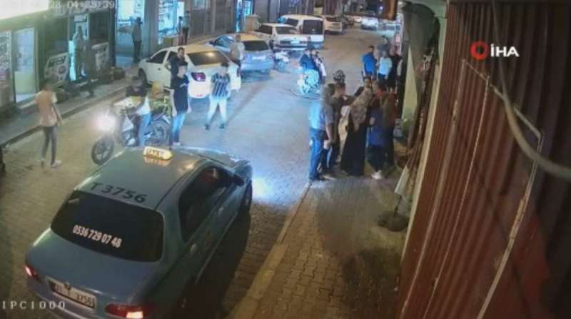 Annesinin yanında çocuğu kaçırmaya kalkıştı